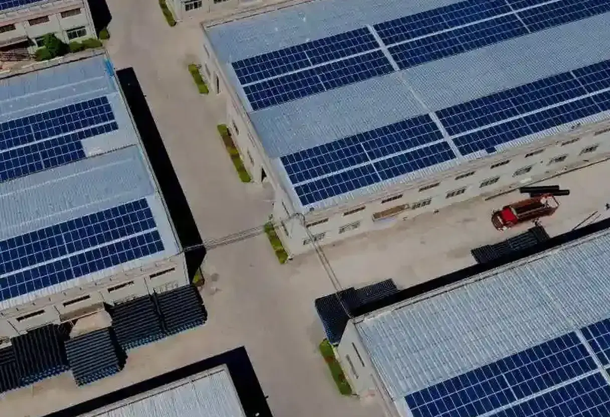 Galpão industrial em Goiânia visto de cima, com o telhado coberto por placas de energia solar