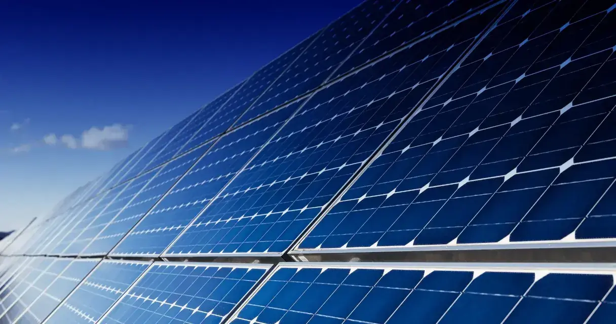 Detalhe de painel solar fotovoltaico instalado em Goiânia